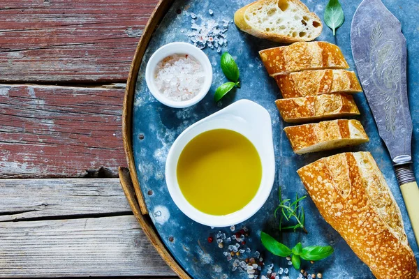 Bageta, olivovým olejem a bazalkou — Stock fotografie