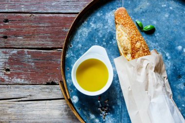 Baget, zeytin yağı ve fesleğen
