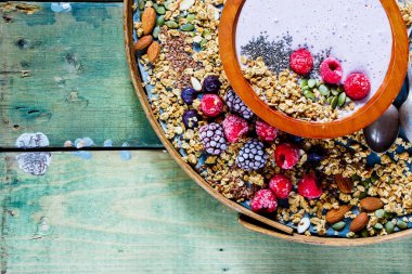 Güler yüzlü ahşap kase