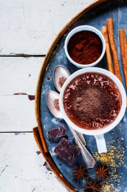 Baharat ile sıcak çikolata