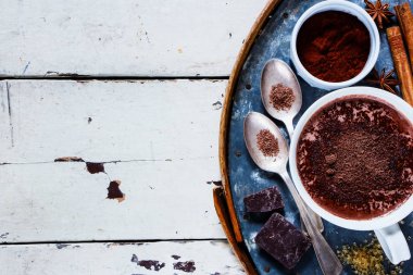 Baharat ile sıcak çikolata