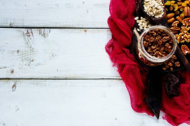 Ev yapımı çikolata granola