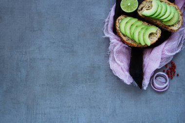 Lezzetli avokado bruschetta