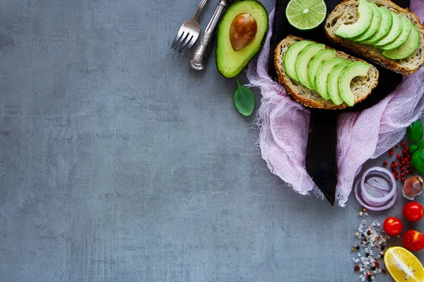 Delicioso bruschetta de abacate — Fotografia de Stock