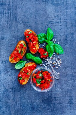 domates ve fesleğen bruschetta