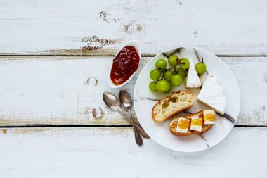 Brie peyniri ve incir sandviç reçel