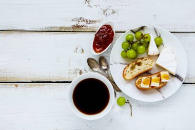 Brie peyniri ve incir sandviç reçel