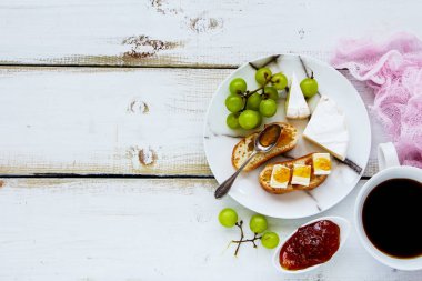 Brie peyniri ve incir sandviç reçel