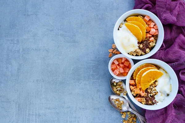 Cuencos de yogur de desayuno —  Fotos de Stock