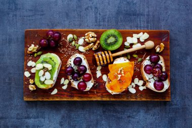 Kahvaltı tost parçaları