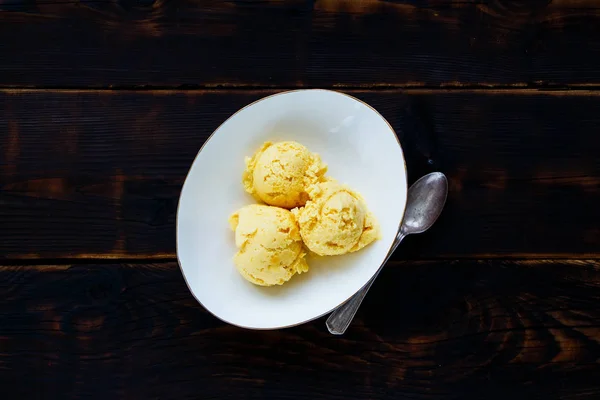 Mangó fagylalttal — Stock Fotó