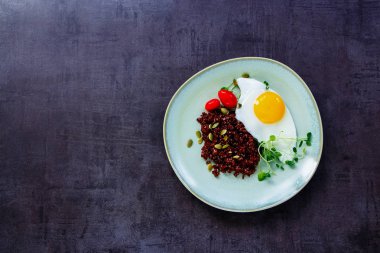 Akşam yemeği için kırmızı quinoa