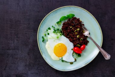 Akşam yemeği için kırmızı quinoa