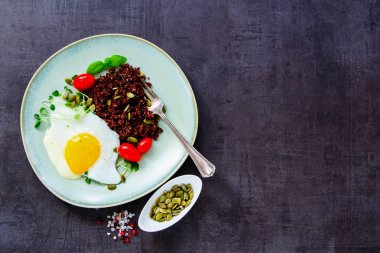 Akşam yemeği için kırmızı quinoa