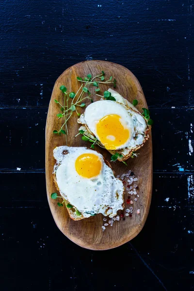 Torrada com ovos fritos — Fotografia de Stock