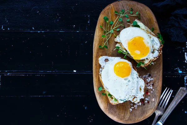 Toast with fried eggs — Stock Photo, Image