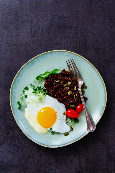 Akşam yemeği için kırmızı quinoa — Stok fotoğraf