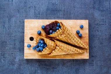 Yaban mersini gözleme koni içinde