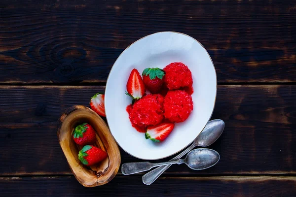 Homemade strawberry sorbet — Stock Photo, Image