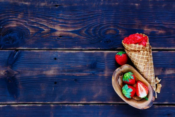 Hausgemachtes Erdbeersorbet — Stockfoto