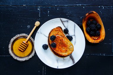 Bal ve böğürtlen ile tost