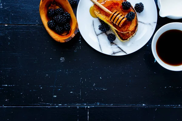 Toast mit Honig und Brombeeren — Stockfoto