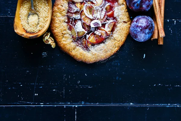 Wholegrain plum pie — Stock Photo, Image