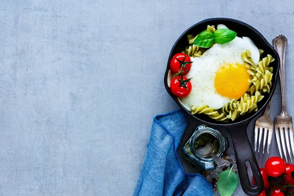 Pâtes italiennes dans la casserole — Photo