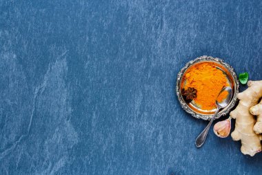 Zerdeçal tozu ve malzemeler