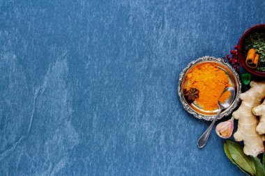 Zerdeçal tozu ve malzemeler