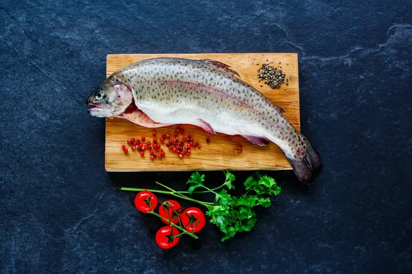 Peixe com ingredientes — Fotografia de Stock
