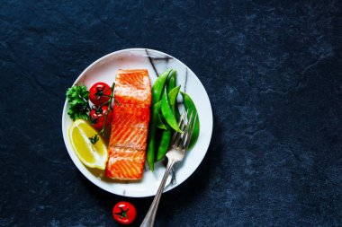 Kızarmış somon fileto