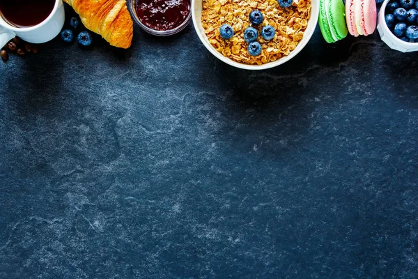 Frühstückskonzept auf dem Tisch — Stockfoto