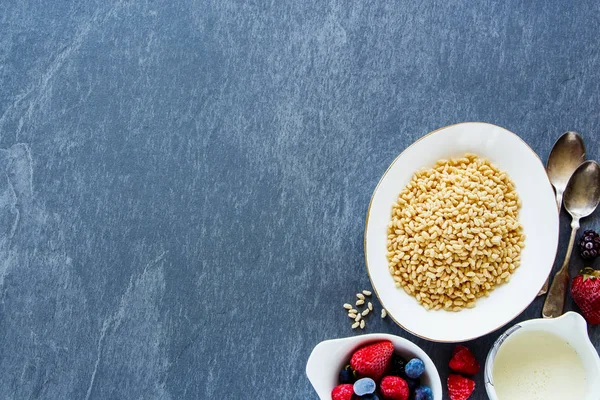 Cereales de arroz con bayas —  Fotos de Stock