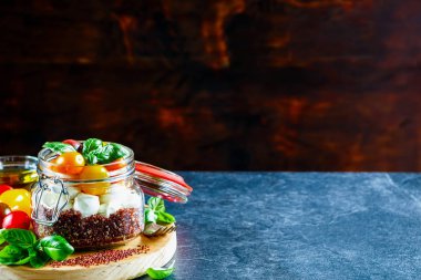 Quinoa Caprese salatası