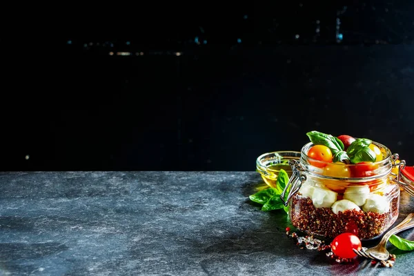 Quinoa Caprese salatası