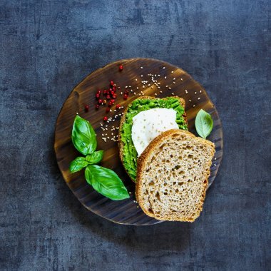 Avokado ve haşlanmış yumurtalı sandviç.