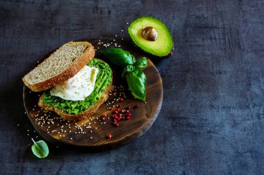 Avokado ve haşlanmış yumurtalı sandviç.