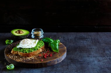 Avokado ve haşlanmış yumurtalı sandviç.