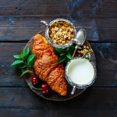 Granola, kruvasan ve kiraz