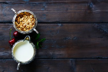 Granola, süt ve kiraz