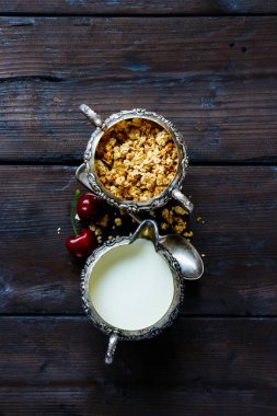 Granola, süt ve kiraz