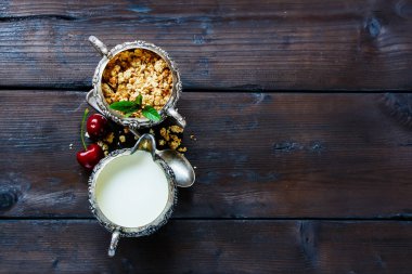 Granola, süt ve kiraz