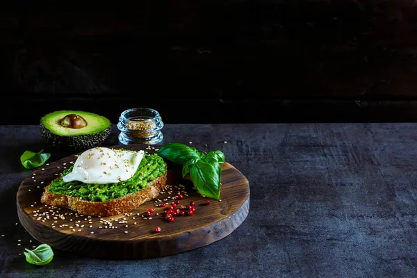 Avocado and poached egg sandwich — Stock Photo, Image