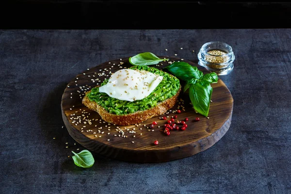 Avocado and poached egg sandwich — Stock Photo, Image