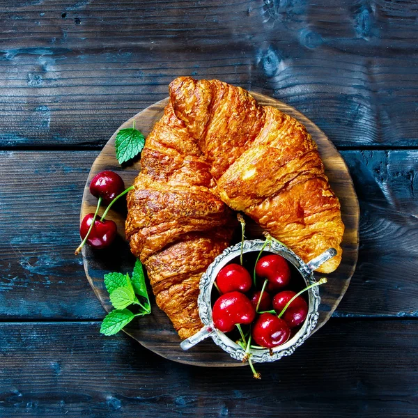 Croissant und Kirsche — Stockfoto