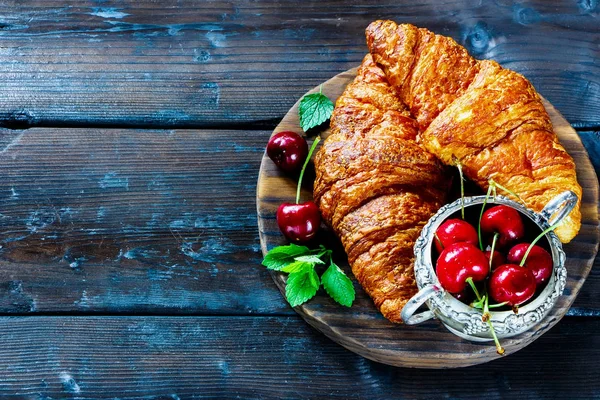 Croissant und Kirsche — Stockfoto