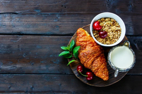 Granola, kruvasan ve kiraz