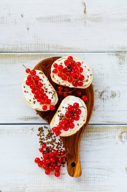 Kırmızı kuş üzümü ile Crostinis