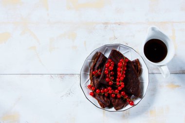 Kuş üzümü ile çikolatalı krep